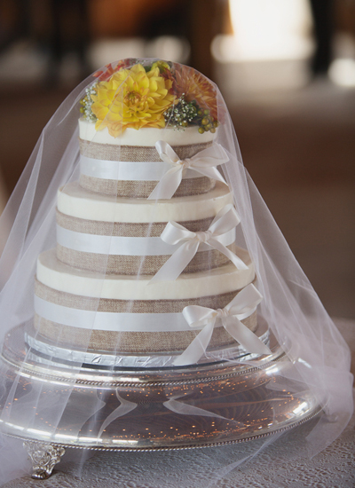 Pictures of wedding cakes with burlap